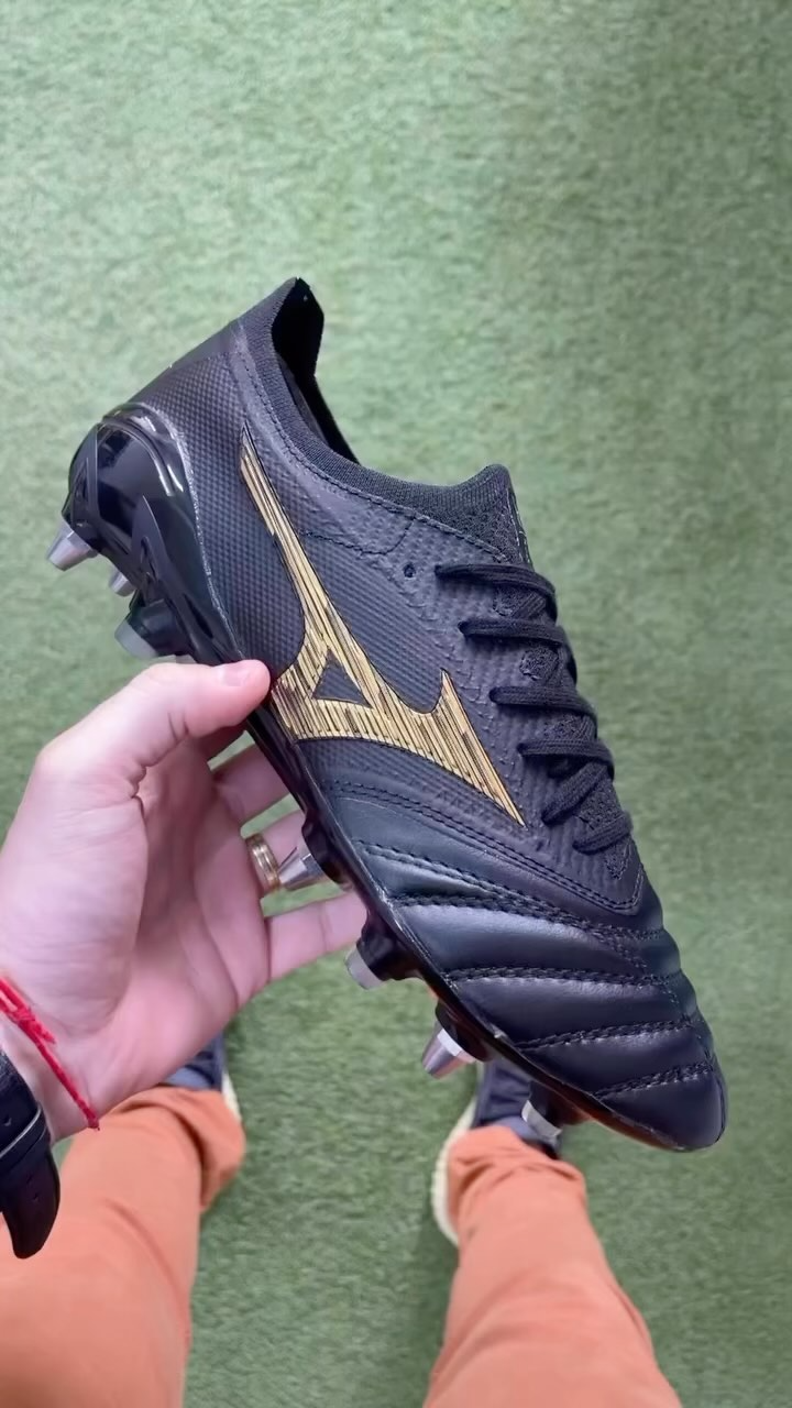 Chuteira Mizuno Black - Couro Sintético